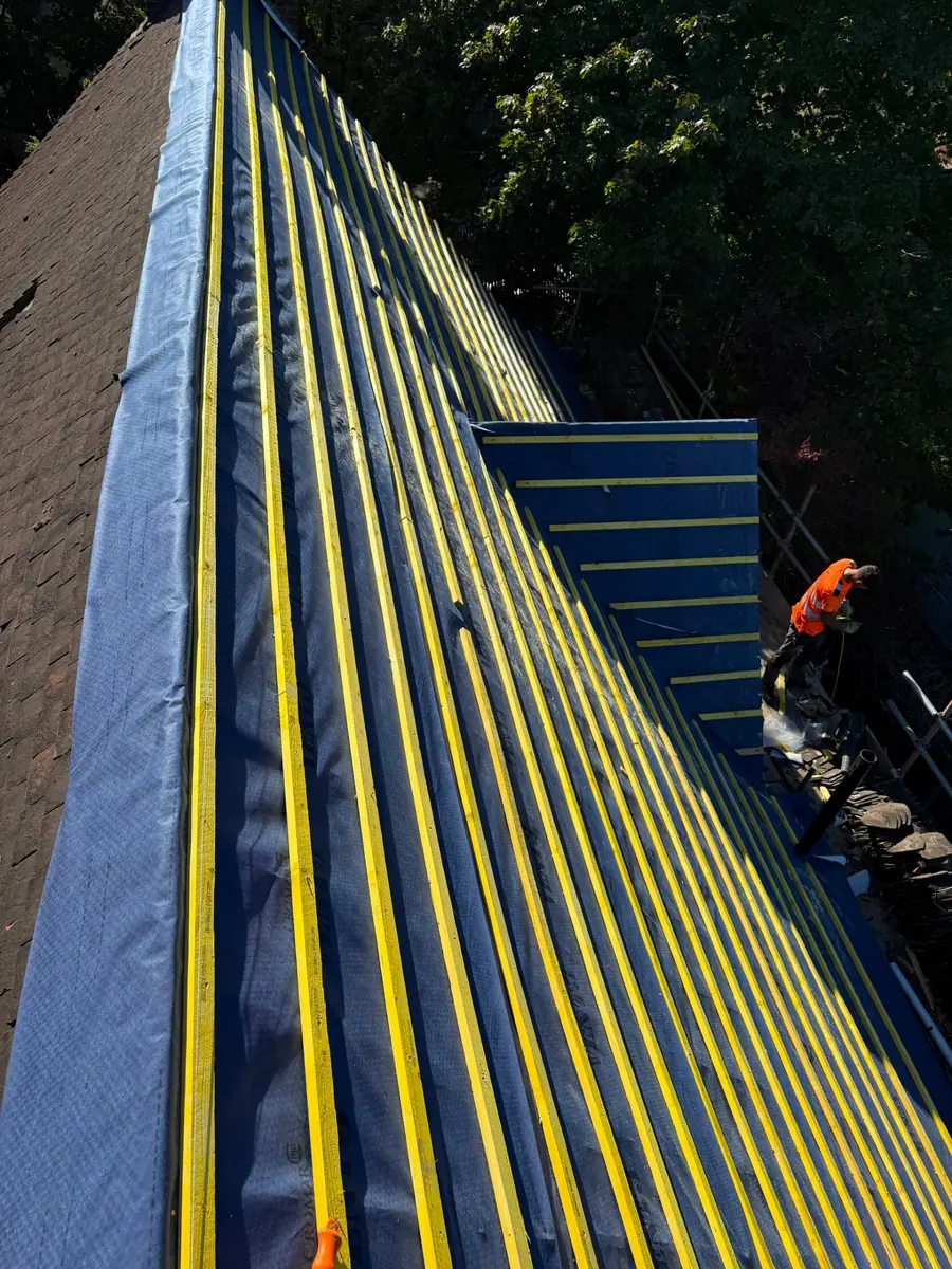 New battens set out to gauge over membrane, from the ridge