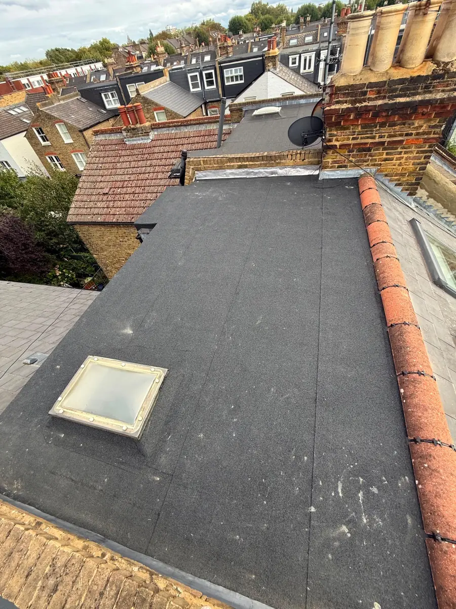 Felt flat roof finished with a roof window